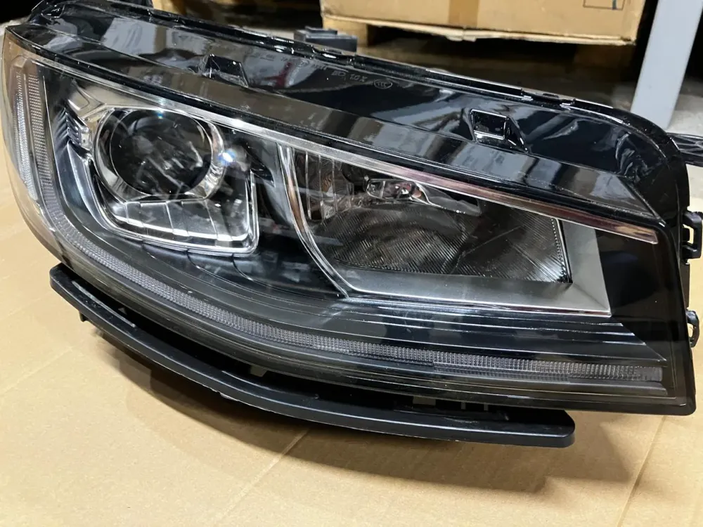 Фара головного света правая галоген Geely Atlas Pro