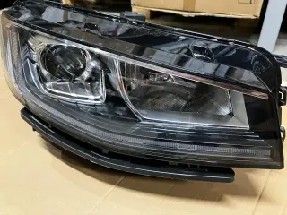 Фара головного света правая галоген Geely Atlas Pro