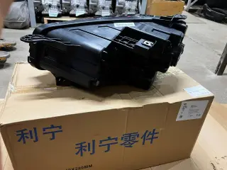 Фара головного света правая галоген Geely Atlas Pro Оригинал